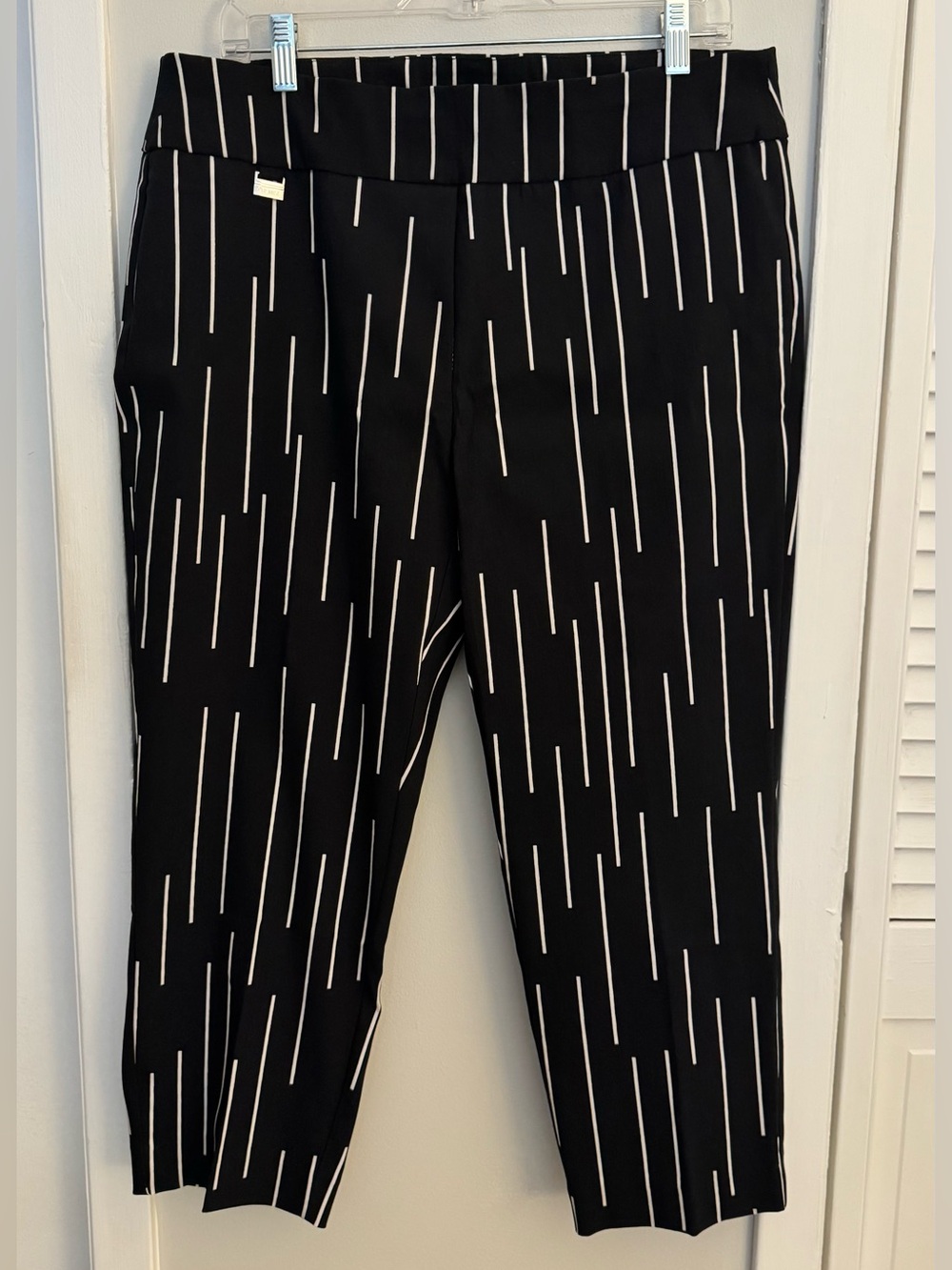 NWT Premise Studio Tummy Control Pull On Capri Pants Black White L